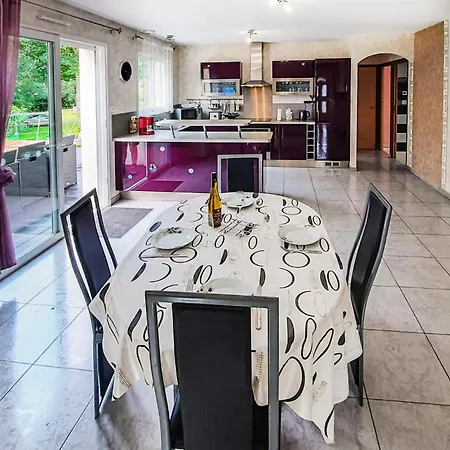 Vakantiehuis Two-bedroom In St Michel Chef Chef Saint-Michel-Chef-Chef