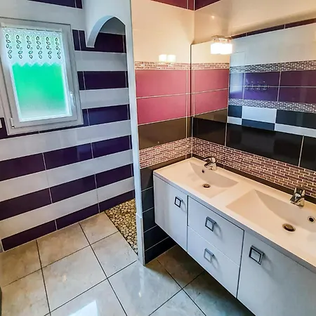 Two-bedroom In St Michel Chef Chef Ferienhaus