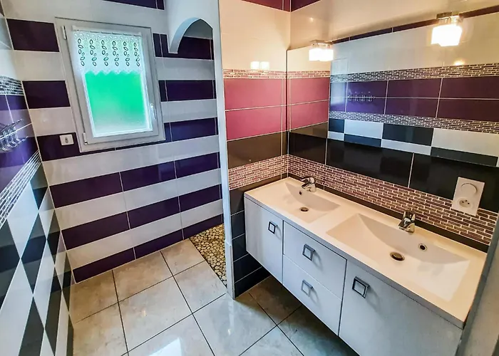 Two-bedroom In St Michel Chef Chef Nyaraló